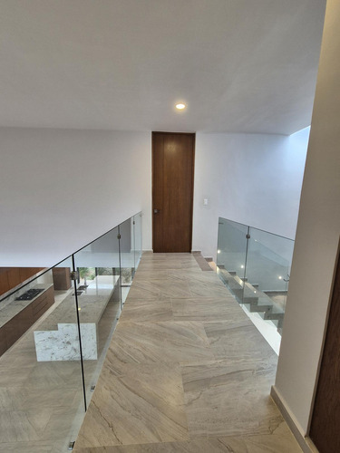 Residencia En Venta, Completamente Lista En Privada Con Casa Club De Lujo!