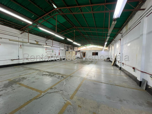 Edificio Industrial En Alquiler En Catia Con Montacarga Y Electricidad 440 Ideal Para Fabricas Depositos Distribuidores Con Showroom Exhibicion Galpon Oficinas Deposito Importadores 25-10144