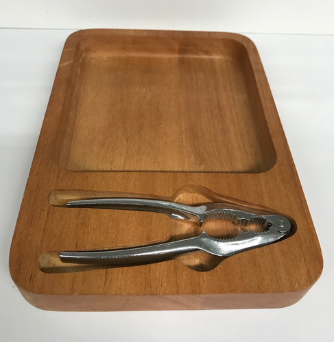 Juego Pinza Rompe Nueces Y Bandeja/  Tabla De Madera