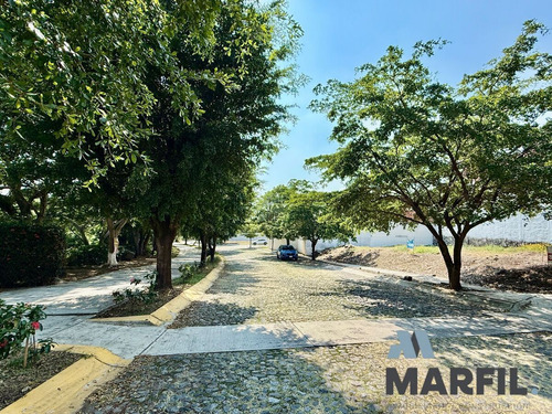 Terreno Residencial En Venta En Esquina Frente Jardin Esmeralda Norte Colima