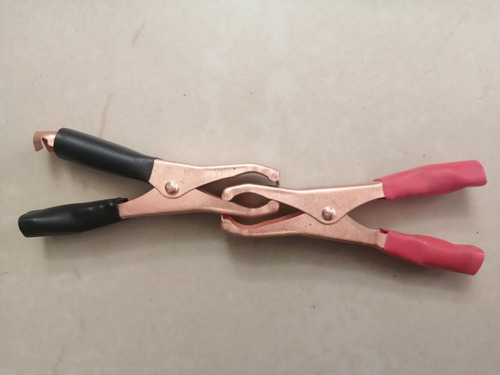 Imagen 2 de 3 de Pinzas Caimán Electricidad Batería Par (rojo-negro) 10cm