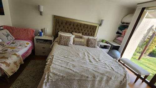 Casa En Arriendo Amoblada De 5 Dorm. En Colina