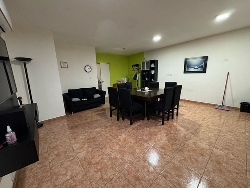 Casa 2 Ambientes, Amplio Terreno Ideal Para Inversion