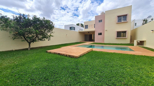 ¡amplio Terreno! Casa En Venta En Cholul Al Norte De Mérida