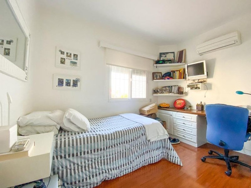 Casa 5 Dormitorios En Carrasco, Montevideo