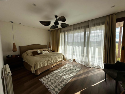 Casa En Venta - 5 Dormitorios 6 Baños - Escobar