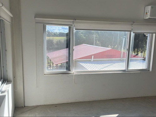 Amplio Galpón Con Oficinas Y Casa Con Terreno En Alquiler.