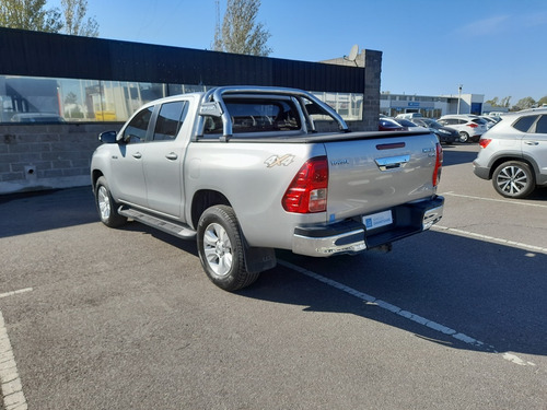 Imagen 5 de 15 de Toyota Hilux 2.8 Tdi Srx Doble Cabina 4x4 2017