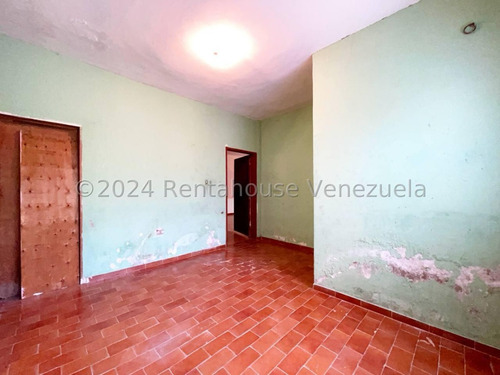 Casa En Alquiler Con Amplios Espacios En San Ignacio Maracay Estacionamiento Techado Agua Constante Estef 25-3327