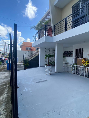 Vendo Casa En Venta, Con Dos Apartamentos En El 2do.nivel De 68 Mt2 Cada Uno, Urbanización Máximo Gómez, Santo Domingo Norte