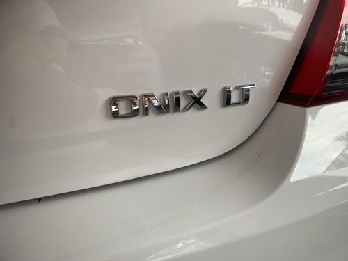 Imagem 8 de 11 de Chevrolet Onix
