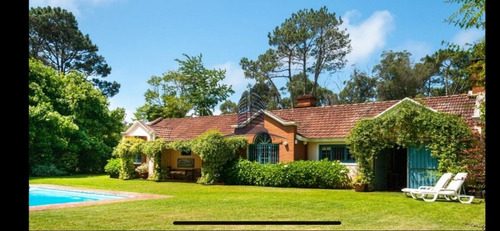 Casa A La Venta- 3 Dormitorios Y Servicio-rincon Del Indio - Ref: 1903