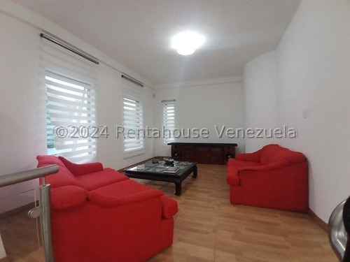 Hermosa Casa Con Estilo Moderno, De Dos Niveles, Cuenta Con Hall De Entrada, Sala De Estar, Tres Dormitorios Con Baños Y Vestier , Una Habitación Solo Con Baños, Un Medio Baños, Family Room