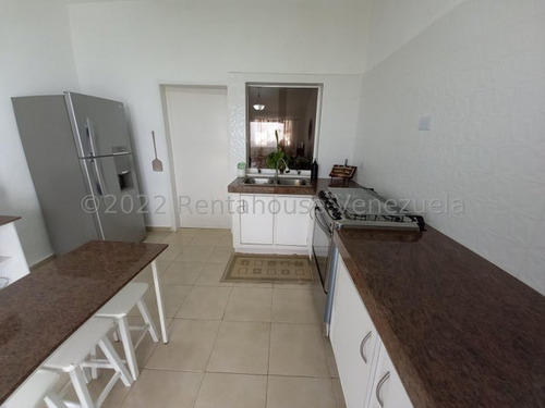 Edgar Centeno, Profesional Inmobiliario Vende Townhouse En Urbanizacion Monte Carmelo San Diego #22-15843