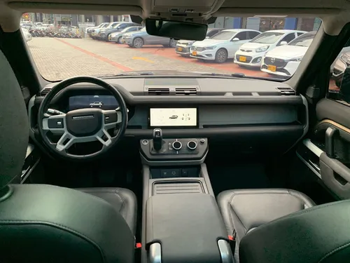 Land Rover Defender First 2021