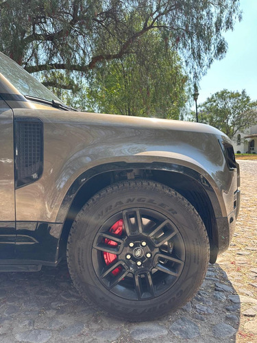 Land Rover Defender 2023