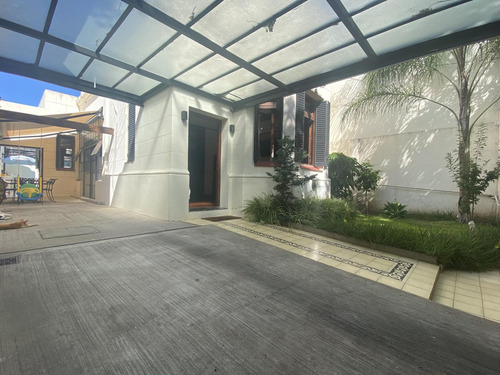 Venta Casa Remodela Con 130m² Cubiertos, Piscina, Jardin, Cochera En Monte Castro