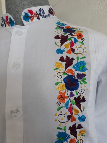 Imagen 2 de 5 de Guayabera Bordada De Niño. Algodón Oxford Ml. Palomita.