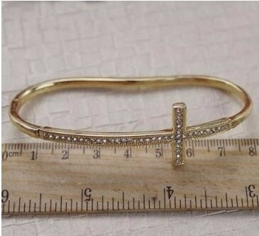 Imagem 8 de 8 de Pulseira De Mão Cruz Dourada Em Puro Strass