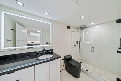 Alquiler Departamento Miami Beach 2 Amb/ Playa Y Cochera Roney Palace / 1 Hotel Complejo 5 Estrellas. 3 Piscinas, Jacuzzi, Acceso Directo A La Playa 5 Cuadras De Lincoln Road. 2301 Collins Ave.