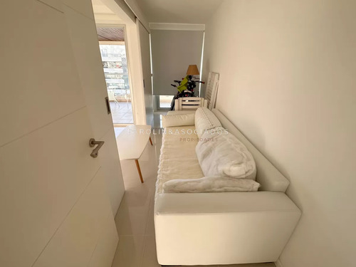 Apartamento En Venta De 2 Dormitorios Y Medio En Torre Icon, Punta Del Este.