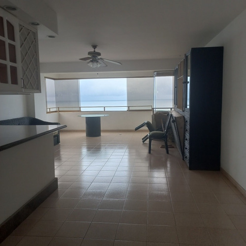 Imagen 7 de 20 de Apartamento En Playa Grande Con Inmejorable Ubicación. Vista Al Club Playa Grande Y Marina Grande. Luminoso,piso Medio. Edificio Bien Conservado.buen Condominio.