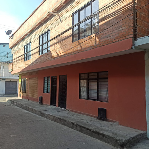 Casa Esquinera De 2 Niveles Mas Terraza Y Local Acreditado En Marroquin, Cali