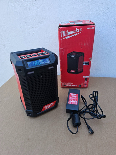 Milwaukee Radio Bluetooth + Cargador De Bateria M12 2951-20