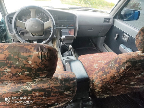 Imagen 5 de 10 de Toyota Hilux 1999 4x4 Sincrónico