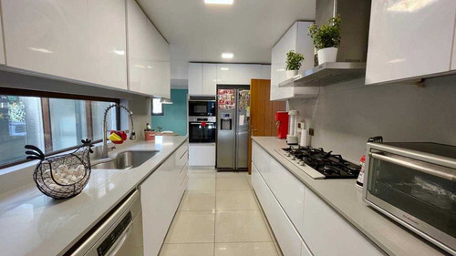 Casa Remodelada En Condominio, La Reina / Julia Bernstein