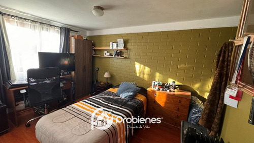 Casa De 2 Pisos, 2 Dormitorios, 3 Baños Con Estacionamiento.