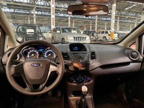 Imagen 8 de 11 de Ford Fiesta 1.6 S Sedan Std 5 Vel Ac 2015