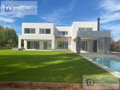 Casa En Venta Con Vista Al Campo De Golf En  La Berlina- Pilará- Pilar