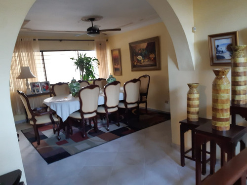 Casa En Santiago Con Diseño Moderno Y Acabados De Alta Calidad