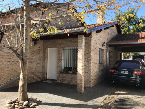 Chalet De 2 Plantas A 500 Más De Las Lomitas ,pileta,parrilla,garaje,césped