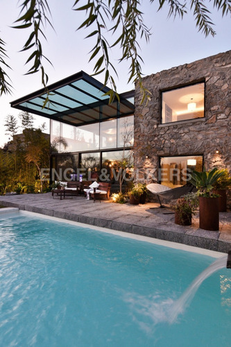 Venta Con Renta: Moderna Casa De Piedra Y Vidrio En Lomas Id 5297