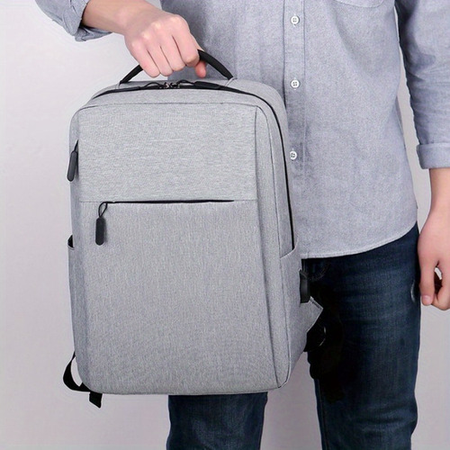 La Mochila Gris Oscuro Con Puerto Usb Tiene Un Amplio Espacio