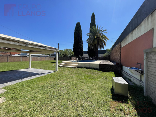 Venta De Casa Quinta En Barrio Lanusse Con 3 Terrenos