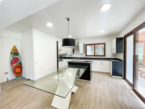 Casa En Venta De 4 Dorm. En Lo Barnechea