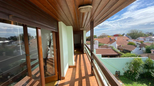 Casa En Venta - 4 Dormitorios 3 Baños - Cocheras - 234mts2 - Mar Del Plata