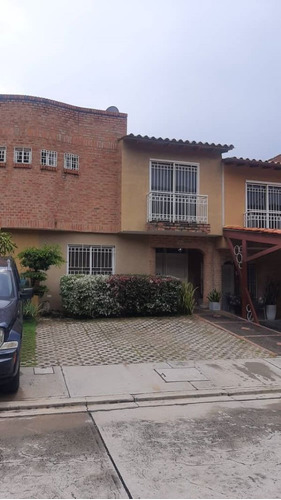 Vende Townhouse Urb. El Rincón, Res. Altos Del Rincón