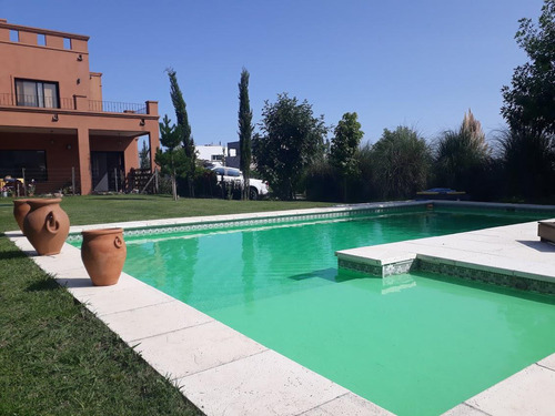 Hermosa Casa 5 Amb Con Piscina Sobre Lote De 980 M2 Barrio 2 Plantas Santa Rita