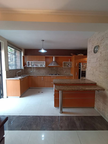 Venta Townhouse Conjunto Villas Shirak, Mañongo Naguanagua