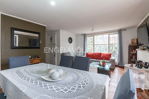 Casa En Amplio Terreno/villa Macul 4d/2b