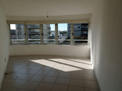 Imagen 6 de 15 de Apartamento Moderno, Y Luminoso Sobre Avenida!!