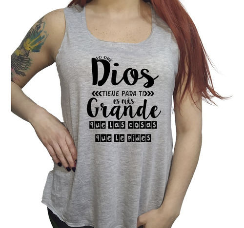 Musculosa Acampanada Frase Lo Que Dios Tiene Para Ti Es Mas