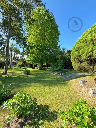 Imponente Chalet Con 5 Dormitorios Y Mas De 3000 M2 De Terreno