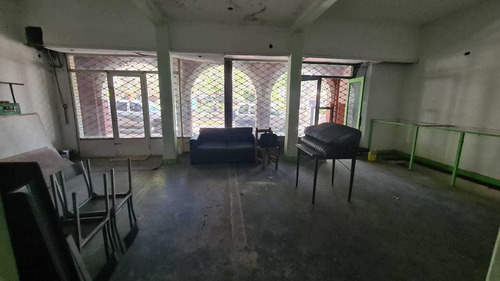 En Venta En Ciudad Jardin Local Sobre Plaza Plate; 76m2 En La Planta Baja; Mas 40m2 De Subsuelo. F: 8554