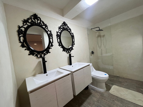 Se Alquila Habitación Con Baño Privado Amoblada, Con A/a Y Con Tv, En El Boulevard Del Cafetal.