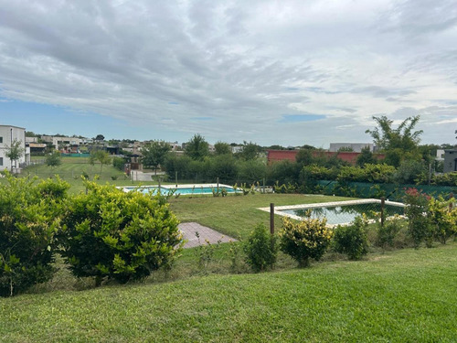 Casa En Venta - 3 Dormitorios 3 Baños - 715mts2 - Pilar